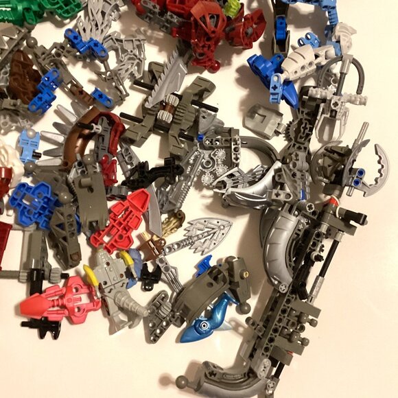 A Big Bundle Assortment of Lego Bionicle + Piraka Parts Loose Pieces - Picture 3 of 6